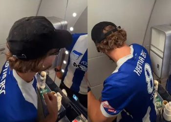 Putnik uređuje kupaonicu u avionu u teretanu