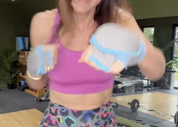 Davina McCall, 58, pokazuje svoje trbušnjake u ružičastoj majici za teretanu dok uživa u intenzivnom boksačkom treningu nakon borbe s rakom dojke.