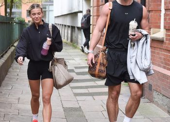 Molly Smith i njezin zaručnik Tom Clare usklađeni u Louis Vuitton torbama i opremi za vježbanje dok napuštaju tjelesni sat u Manchesteru uoči svog ljetnog vjenčanja.