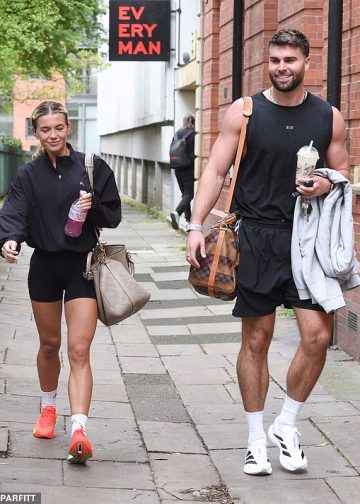 Molly Smith i njezin zaručnik Tom Clare usklađeni u Louis Vuitton torbama i opremi za vježbanje dok napuštaju tjelesni sat u Manchesteru uoči svog ljetnog vjenčanja.