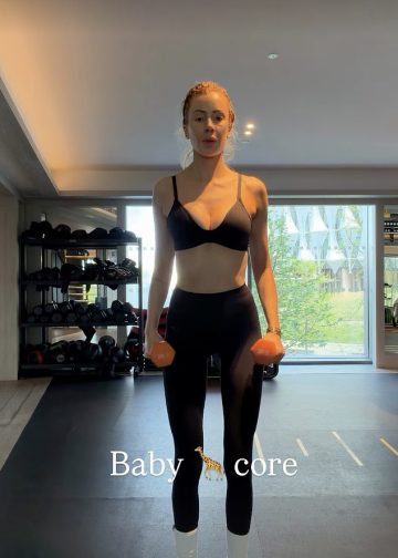 Olivia Attwood prikazuje svoju tjelesnu fizičku spremnost u crnom sportskom grudnjaku tijekom vježbanja