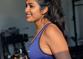 Divi Vadthya se ističe svojom zategnutom tjelesnom snagom tijekom intenzivnog vježbanja u teretani