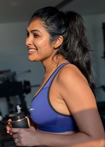 Divi Vadthya se ističe svojom zategnutom tjelesnom snagom tijekom intenzivnog vježbanja u teretani