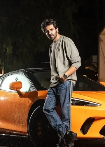 Kolekcija luksuznih automobila i bicikala Kartika Aaryana