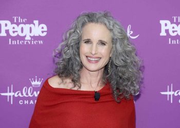 Andie MacDowell odustaje od svojih prepoznatljivih voluminoznih kovrča za ležernu novu frizuru