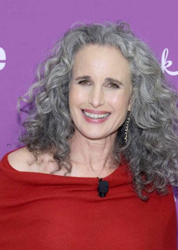 Andie MacDowell odustaje od svojih prepoznatljivih voluminoznih kovrča za ležernu novu frizuru