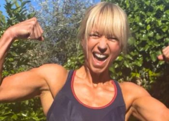 Kako Sara Cox doseže vrhunsku snagu i kondiciju u 51. godini – njezina cjelovita rutina vježbanja