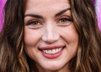 Ana De Armas izgleda ‘hladno’ u kratkoj majici za teretanu bez grudnjaka
