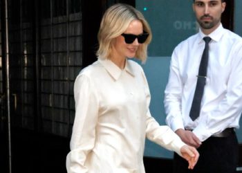 Žao nam je, ljubitelji traperica, ali satenske hlače krem boje uvijek su stylish.