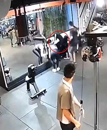 Posjetitelj teretane, 19, slomio oba koljena u strašnoj nesreći tijekom vježbanja