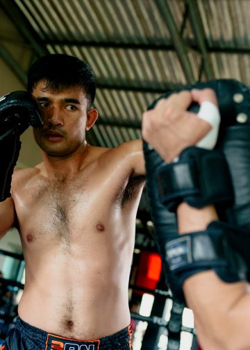 Na fotografijama: Rungrawee prikazuje legendarne udarce tijekom otvorenog treninga ispred unutarnjeg kruga