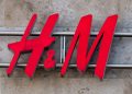 H&M-ova midi haljina na točkice od 20 USD idealan je komad za tri glavna proljetna trenda