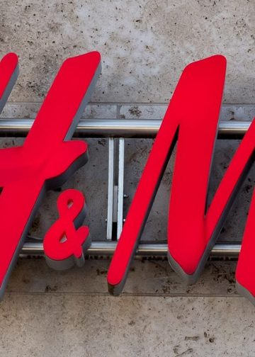 H&M-ova midi haljina na točkice od 20 USD idealan je komad za tri glavna proljetna trenda