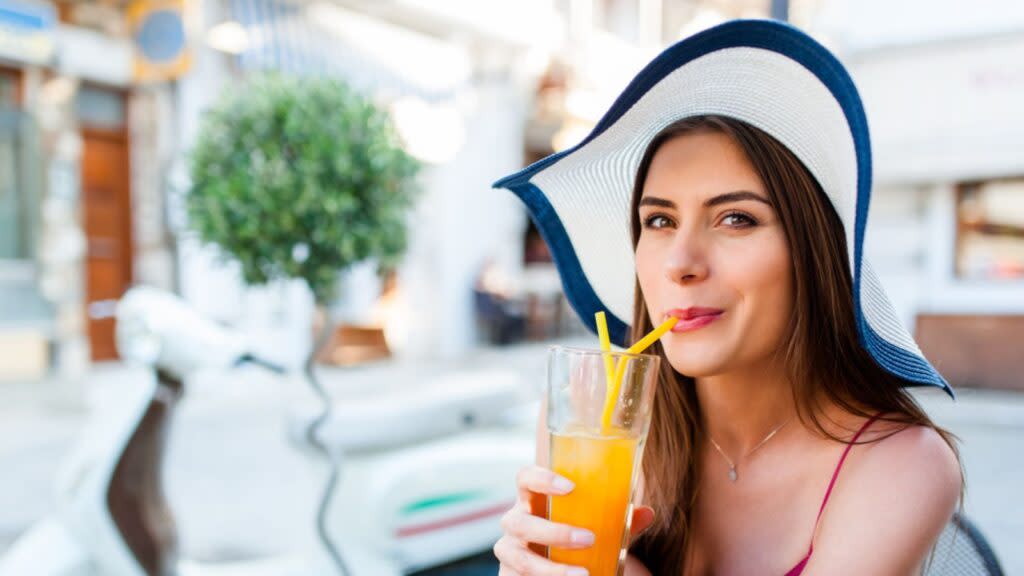 Sok od naranče u ljetnom okruženju