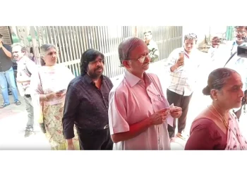 Glumac i redatelj T Rajendar čeka u redu za glasovanje na izborima za skupštinu Tamil Nadu