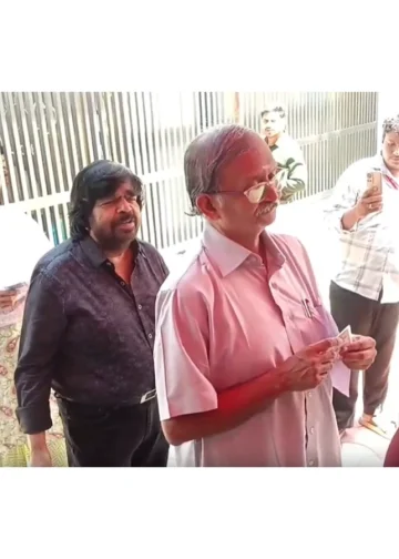 Glumac i redatelj T Rajendar čeka u redu za glasovanje na izborima za skupštinu Tamil Nadu