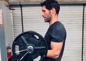 Tom Ellis (47) prestao je loviti mišiće – evo kako ostaje vitak i atletski građen