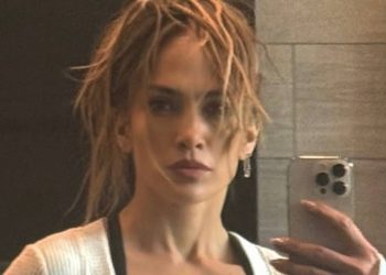 Jennifer Lopez (56) ostavlja obožavatelje bez daha dok prikazuje nevjerojatno čvrste trbušnjake