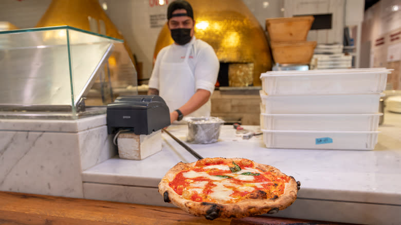 Newyorška napuljska pizza prelivena sirom mozzarella i svježim bosiljkom