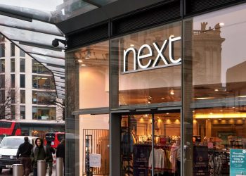 Dezen jelena – novi proljetni trend životinjskog dezena, Nextova satenska midi suknja od 35 funti jednostavan je način za postizanje ovog looka.