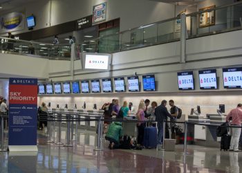 Delta Air Lines izdaje upozorenje za uskršnja putovanja u dvije velike zračne luke zbog visokog broja otkazivanja letova
