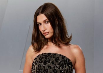 Pogledajte šarenu francusku manikuru Hailey Bieber na Coachelli 2026.