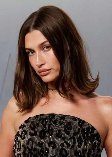 Pogledajte šarenu francusku manikuru Hailey Bieber na Coachelli 2026.