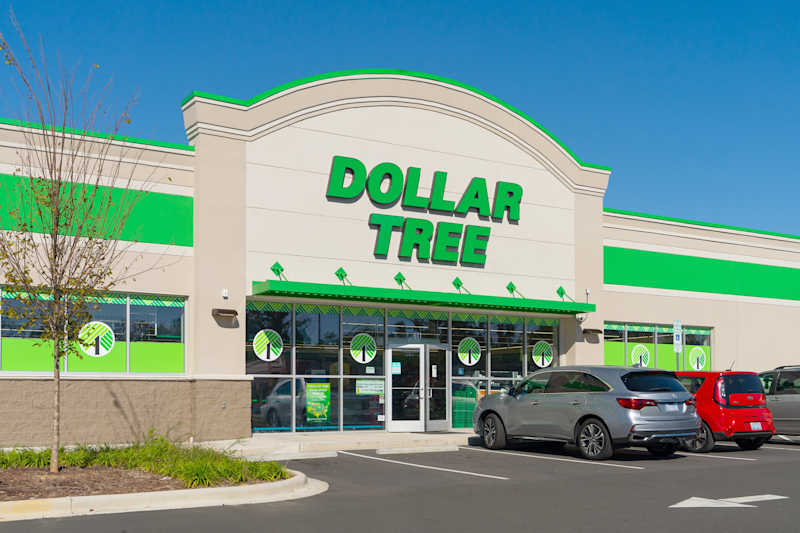 Cary, Sjeverna Karolina - 19. listopada 2025.: Vanjska zgrada trgovačkog centra Dollar Tree Storefront