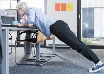 Trening bez opreme prilagođen za jačanje mišića dok radite za stolom
