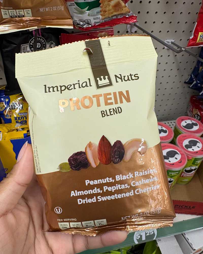 Netko drži vrećicu s orasima s proteinskom mješavinom.