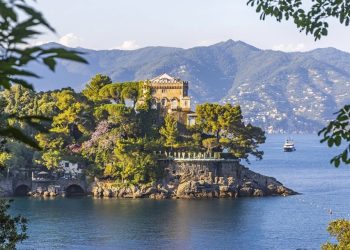 Orient Express pokreće šest luksuznih tura u Italiji koje spajaju željeznička putovanja, jedrenje i ugostiteljska iskustva.