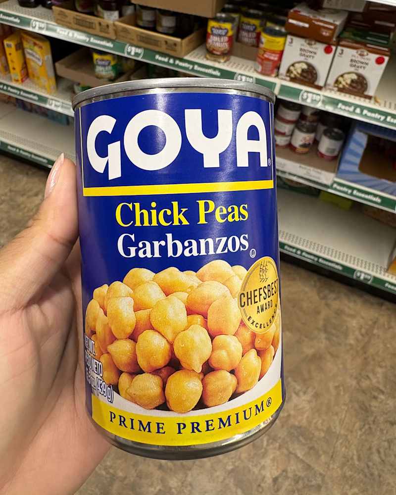 Netko drži limenku Goya slanutka.