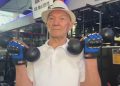 U 102. godini, gospodin Medeiros se budi, sjeda u auto i vozi sam u teretanu, impresionirajući svojom rutinom vježbanja čak i u poodmakloj dobi.