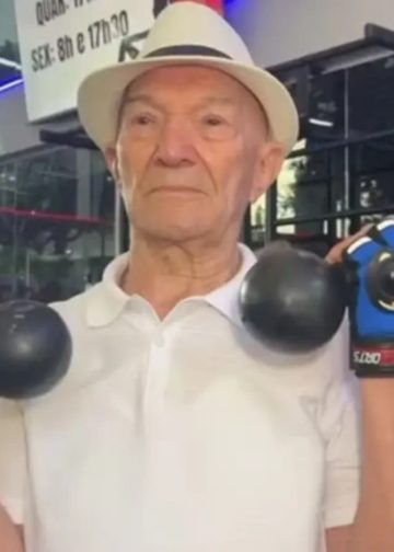 U 102. godini, gospodin Medeiros se budi, sjeda u auto i vozi sam u teretanu, impresionirajući svojom rutinom vježbanja čak i u poodmakloj dobi.