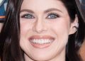 Alexandra Daddario vježba u bikiniju u teretani i pokazuje snagu
