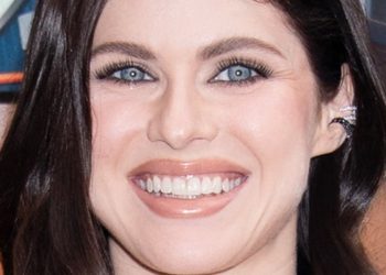 Alexandra Daddario vježba u bikiniju u teretani i pokazuje snagu