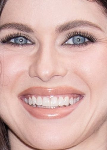 Alexandra Daddario vježba u bikiniju u teretani i pokazuje snagu