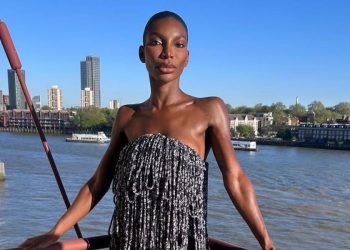 Michaela Coel otkriva kako ostati jaka bez teretane uz otporne trake – evo kako započeti