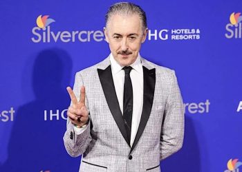 Alan Cumming otkriva da su glumci iz Zvijezda X2 ostali u kontaktu 20 godina zbog “povezanosti u traumi” na setu