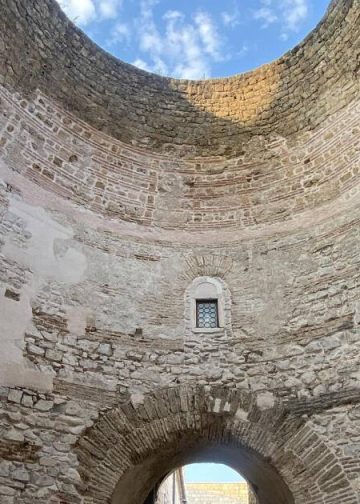 Dioklecijanova palača: Srce Splita staro 1700 godina noću poprimlja nove oblike