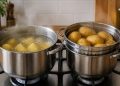 Prestanite kuhati krumpir u vodi: Česta metoda može eliminirati do 50% vitamina C i smanjiti esencijalne minerale, dok kuhanje na pari i pečenje očuvaju hranjive tvari, poboljšavaju teksturu i nude više okusa uz manje gubitaka hranjivih tvari.