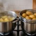 Prestanite kuhati krumpir u vodi: Česta metoda može eliminirati do 50% vitamina C i smanjiti esencijalne minerale, dok kuhanje na pari i pečenje očuvaju hranjive tvari, poboljšavaju teksturu i nude više okusa uz manje gubitaka hranjivih tvari.