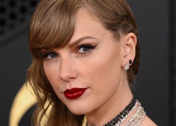 Obožavatelji komentirali ‘užasan’ outfit Taylor Swift: prugasta haljina, crvene štikle i žuta torbica – ‘Previše boja’