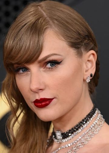 Obožavatelji komentirali ‘užasan’ outfit Taylor Swift: prugasta haljina, crvene štikle i žuta torbica – ‘Previše boja’