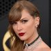 Obožavatelji komentirali ‘užasan’ outfit Taylor Swift: prugasta haljina, crvene štikle i žuta torbica – ‘Previše boja’