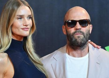 Zaručnica Jasona Stathama oduševila u elegantnom setu grudnjaka i mini kratkih hlača za vježbanje