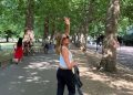 Jennifer Aniston ostaje elegantna u japankama i bezvremenskom crno-bijelom outfitu