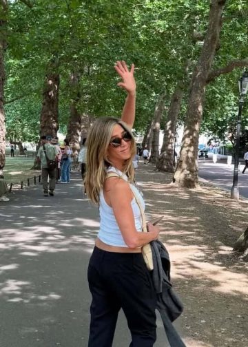 Jennifer Aniston ostaje elegantna u japankama i bezvremenskom crno-bijelom outfitu
