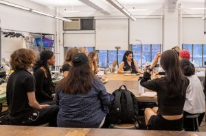 Tatee Sakr, sredina, profesorica na modnom programu New York City Sveučilišta Kent State podučava studente modnog dizajna.