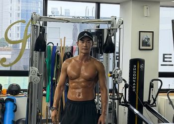 ’44-godišnji’ Bae Jeong-nam, mišići mu sijaju od znoja. Najnovije vijesti o njegovim toples fotografijama iz teretane